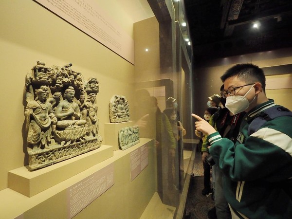 People visit the "Gandgara Heritage along the Silk Road" exhibition held at the Palace Museum in Beijing. (Photo by Du Jianpo/People's Daily Online)