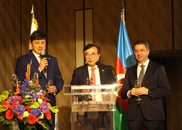 Ambassador Ramin Hasanov of the Republic of Azerbaijan (right), Rep. Suh Byeong-soo, head of Korea-Azerbaijan Parliamentary Friendship Group (center), and Fuad Muradov, chairman of the State Committee on Work with Diaspora, propose a toast at the National Day reception at the four Seasons Hotel in Seoul on May 30.