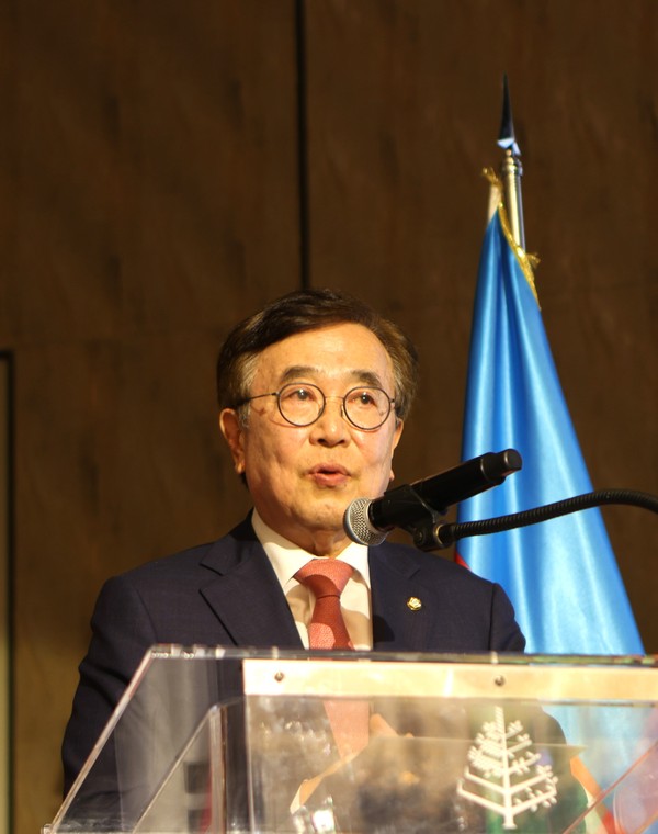 Rep. Suh Byeong-soo, head of Korea-Azerbaijan Parliamentary Friendship Group (center), makes a congratulatory speech at the National Day reception at the four Seasons Hotel in Seoul on May 30.
