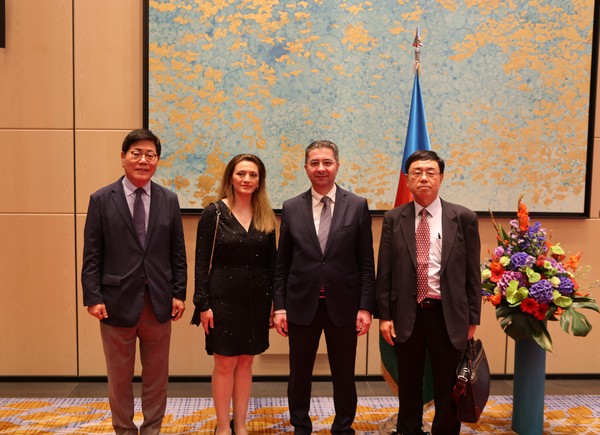 Ambassador and Mrs. Ramin Hasanov of the Republic of Azerbaijan in Seoul (third and second from left, respectively) is flanked on the left by Vice Chairman Song Na-ra and Managing Editor Kevin Lee of The Korea Post media on the right.