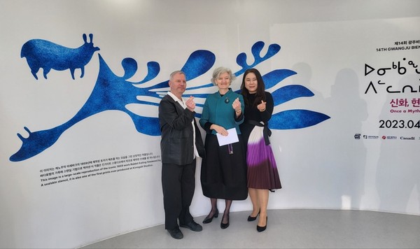 William Huffman, curator of the Canadian Pavilion (left), Ambassador Tamara Mawhinney of Canada to Korea (center), and Kim Ji-young, president of the GCEL pose for the camera at The Gwangju Biennale opened on April 6, 2023.