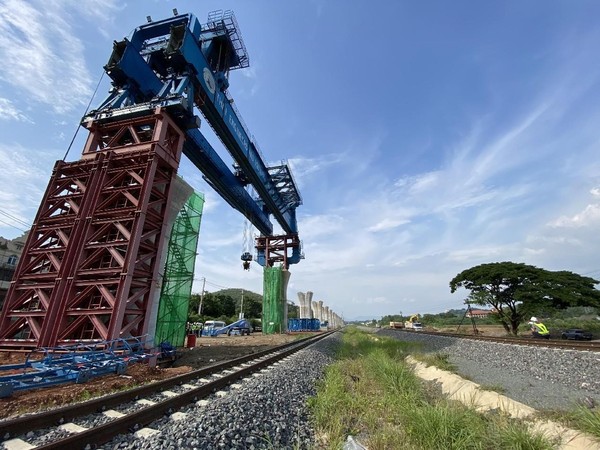 Photo shows a construction site of the first phase project of the China-Thailand railway in Nakhon Ratchasima province, Thailand. (Photo by Sun Guangyong/People's Daily)