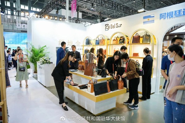 People visit a booth exhibiting Argentine products at the third China International Consumer Products Expo in Haikou, south China's Hainan province, April 11. (Photo from the official page of the Argentine Embassy in China on Weibo)