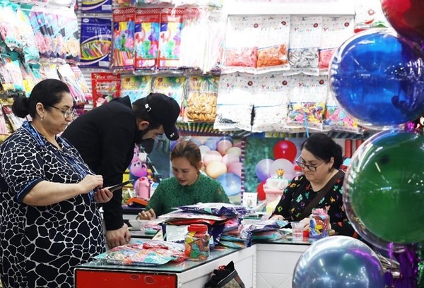 Foreign merchants purchase consumer goods in the District 1 of the Yiwu International Trade Market in Yiwu, east China's Zhejiang province, April 30, 2023. (Photo by Gong Xianming/People's Daily Online)
