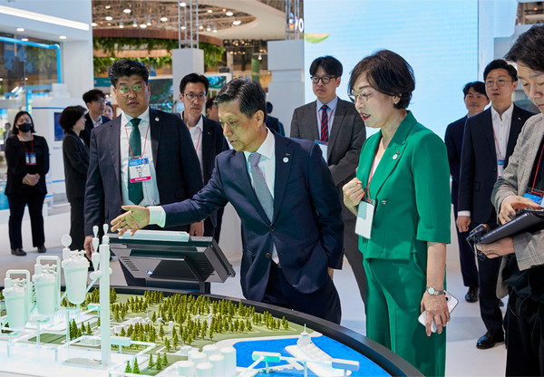 POSCO Vice Chairman & CEO Kim Hag-dong is explaining while looking at the hydrogen reduction ironmaking (HyREX) object.