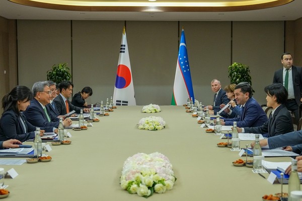 Foreign Minister Park Jin holds talks with Uzbekistan’s Minister of Foreign Affairs Bakhtiyor Saidov in Uzbekistan.