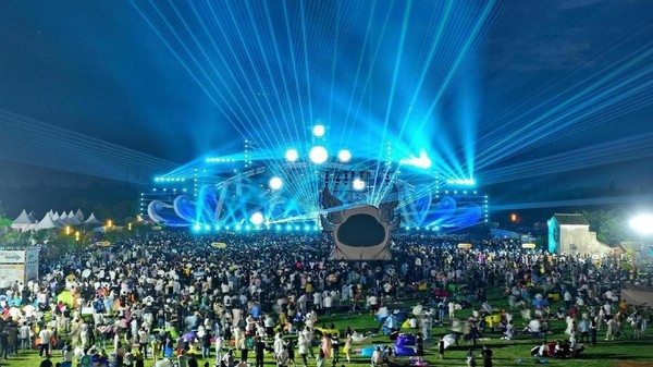 A rural music festival is held in Xiangyang village, Shuanglin township, Huzhou, east China's Zhejiang province, attracting a large number of villagers, tourists and music fans, May 27, 2023. (Photo by Lu Xiao Yao/People's Daily Online)