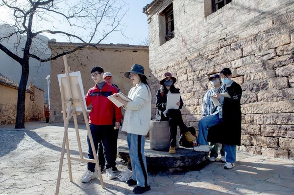 Teachers and students from Jinzhong University join an outdoor sketching activity in Zuoquan county, north China's Shanxi province, March 13, 2023. (Photo by Xing Lanfu/People's Daily Online)