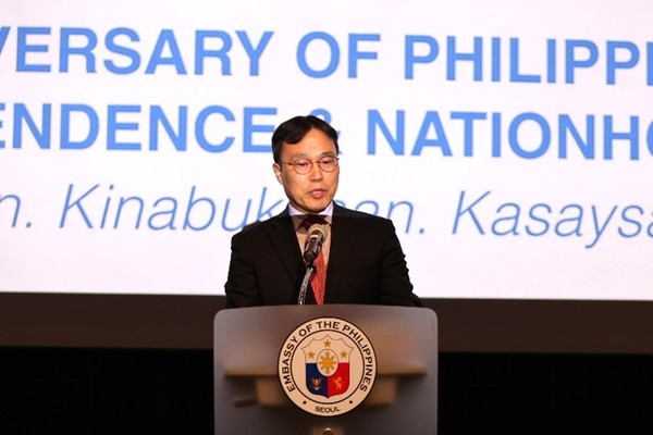  Deputy Foreign Minister Choi speaks to the guests in congratulating the Independence of the Philippines and the fast-growing relations, cooperation and friendship between the two countries. The Philippines sent a large number of troops to fight on the side of the United Nations Forces during the Korean War (1950-3). A total of 7,420 Filipino officers and men served in Korea, and suffered 116 killed in action, 299 wounded and 57 missing.