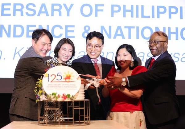 Deputy Foreign Minister Choi and Ambassador Dizon De Vega of the Philippines (center and fourth from left, respectively) cut celebration cakes with other members of the Seoul Diplomatic Corps. Ambassador Carlos Victor Boungou of the Republic of Gabon (dean of the Seoul Diplomatic Corps) joins the cake-cutting at right.