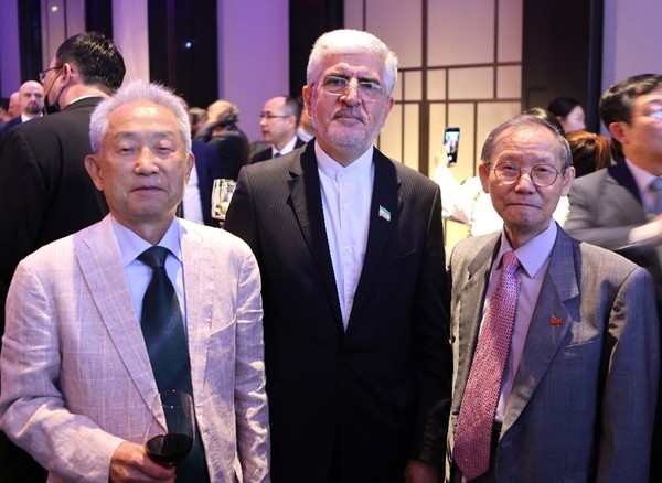 Ambassador Saeed Koozechi of Iran is flanked on the right by Publisher-Chairman Lee Kyung-sik of The Korea Post media and on the left by Vice Chairman Jang Chang-young of The Korea Post media who formerly was the managing editor of Maeik Kyungje, Korea’s most influential business-economic magazine.