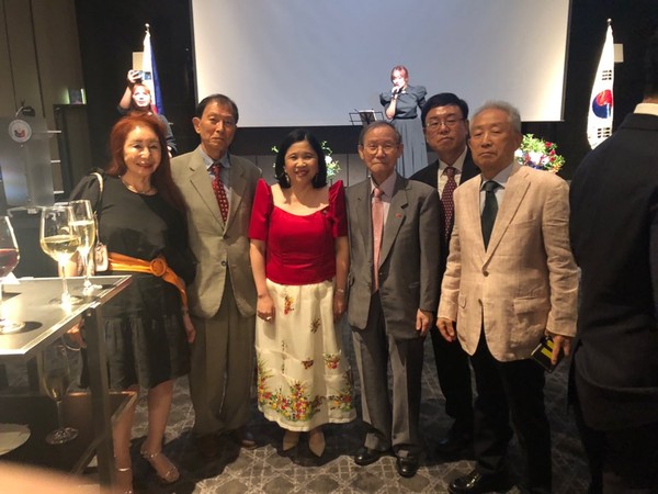 Ambassador Dizon De Vega of the Philippines (third from left) poses with the coverage team of The Korea Post media (publisher of 3 English and 2 Korean-language news publications), namely Publisher-Chairman Lee Kyung-sik (fourth from left), Vice Chairman Jang Chang-yong (far right), Vice Charman Choe Nam-suk (second from left), Editor Kevin Lee (fifth from left) and Korean-language Editor Linda Youn (left).