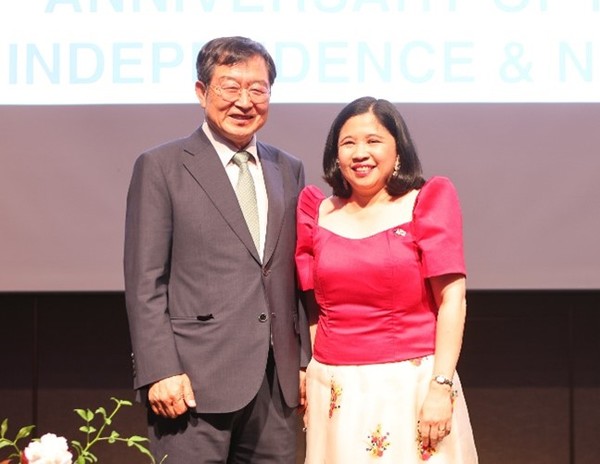 Ambassador Theresa Dizon De Vega of the Republic of Philippines in Seoul (right) poses with one of the Korean guests at a gala reception hosted at the Grand Hyatt of Philippines on June 8, 2023 celebrating the 125th anniversary of Independence from Spain.