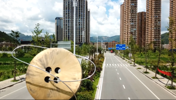 Photo shows a button-shaped sculpture in Qiaotou township, Yongjia county, Wenzhou, east China's Zhejiang province. (Photo from the official account of the information office of the government of Yongjia county)