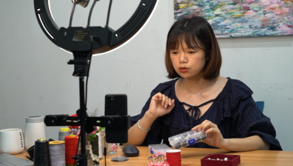 A woman sells buttons via livestreaming in Qiaotou township, Yongjia county, Wenzhou, east China's Zhejiang province. (Photo from the official account of the information office of the government of Yongjia county)
