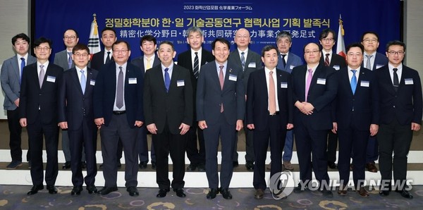 Trade, Industry and Energy First Vice Minister Jang Young-jin takes a photo with participants at the launching ceremony of the Korea-Japan Technical Cooperation Project on fine chemicals at the Royal Hotel in Jung-gu, Seoul, on June 14.
