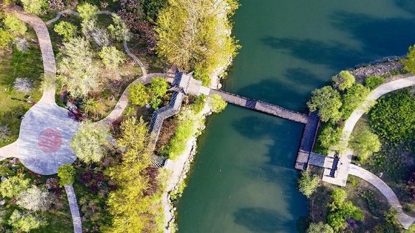 Photo shows the beautiful scenery in a park near the Fenhe River in Linfen, north China's Shanxi province. (Photo by Li Xianjun/People's Daily Online)