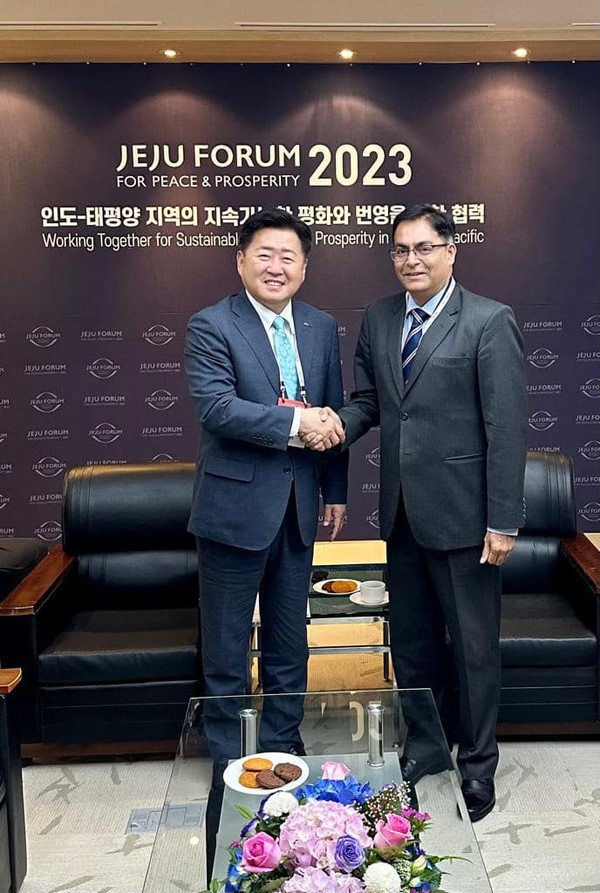 ​Ambassador Amit Kumar of India in Seoul (right) shakes hands with Governor of Jeju Province Oh Young-hun on June 3, 2023.​
