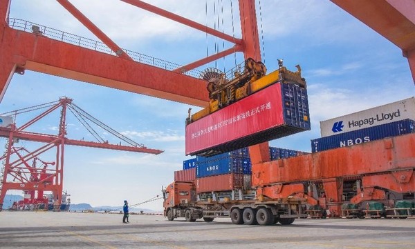 Containers are loaded onto a cargo vessel to Japan, a member country of the RCEP, at the Damaiyu port in Yuhuan, east China's Zhejiang province, March 13. (Photo by Wu Xiaohong/People's Daily Online)