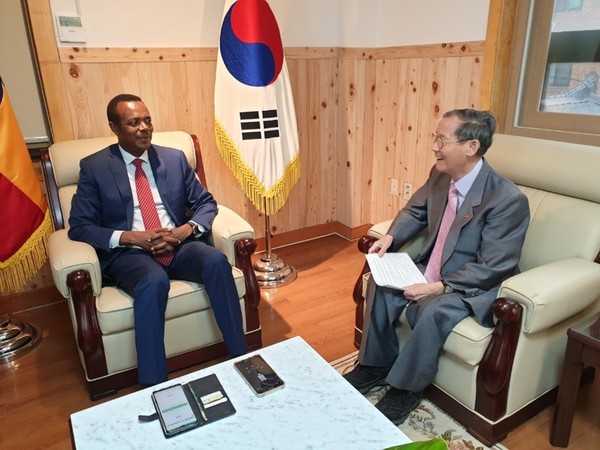 Ambassador Dessie Dalkie Dukamo of the Federal Democratic of Ethiopia in Seoul (left) answers to questions asked by Publisher-Chairman of The Korea Post media at the Office of the Ethiopean Embassy in Seoul on June 14, 2023. Ethiopia is the 8th of the 16 countries who sent combat troops to Korea to fight on the side of the Republic of Korea (south) and the United Nations Forces during the Korean War (1950-3).