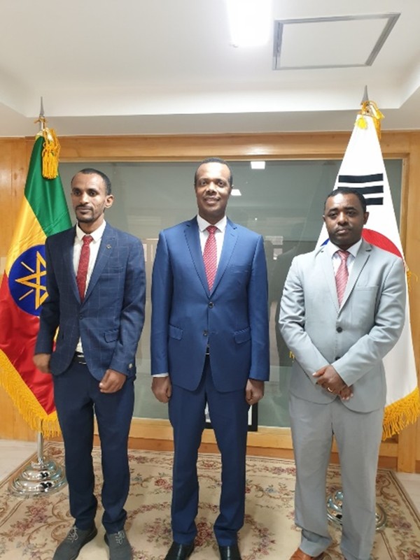 Ambassador Dukamo of Ethiopia is flanked on the left by 3rd Secretary Habteslasie Aschalew Tassew and 1st Counselor Elias Seid Endris on the right.