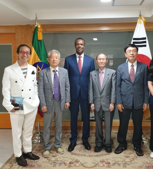 Ambassador Dukamo of Ethiopia (3rd from left) poses with the interviewing team of The Korea Post media, publisher of 3 English and 2 Koren-language news publikcations since 1958. Publisher-Chairman Lee Kyung-sik of The Korea Post is seen fourth from left with Vice Chairmen Bae Hee-kwon and Jang Chang-yong (left and 2nd from left) with Editor Kevin Lee and Reporter Jeong Da-jeong of The Korea Post (5th and 6th from left).