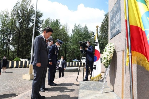 National Assembly Speaker Kim Jin-pyo (left) pays respect to the fallen soldiers of Ethiopia who joined the defense of the Republic of Korea from the combined invasion forces of North Korea and China.