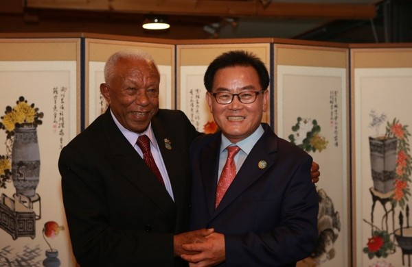 Mayor Baek Sun-ki of the Chilgok County of the Gangwon Province embraces with Chairman Melese of the Ethiopean Korean War Vetrans Association during Melese’s visit to the county in 2016.