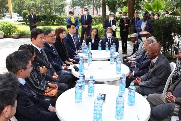 National Assembly Speaker Kim Jin-pyo (4th from left) meets with Ethiopian veterans of the Korean War.