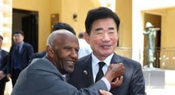 National Assembly Speaker Kim Jin-pyo (right) and a Korean War veteran from Ethiopia embrace with each other at a meeting in Seoul.
