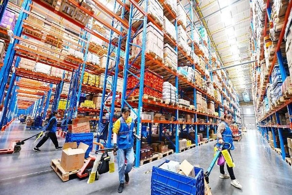 Commodities are handled at a distribution center of a grocery store in Xiangyang, central China's Hubei province. (Photo by Xie Yong/People's Daily Online)