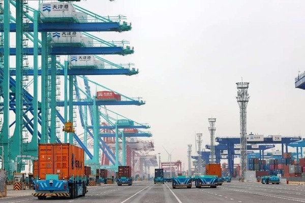 Intelligent transport robots are seen working at a terminal of a port in north China's Tianjin municipality. (Photo by Zhang Tianyu/People's Daily Online)