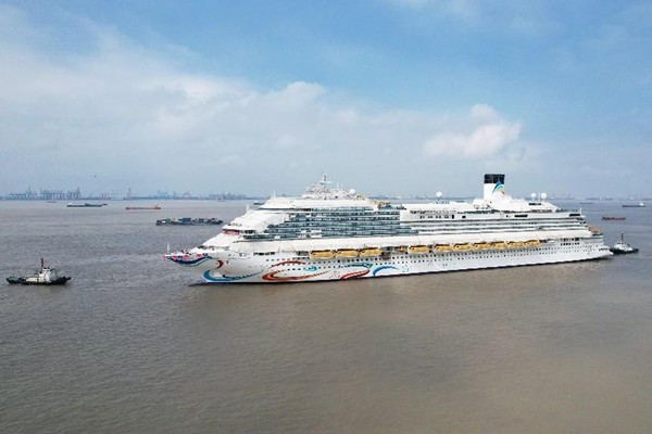 The first domestically built large cruise ship of China is undocked in Shanghai, June 6. (Photo by Long Wei/People's Daily Online)