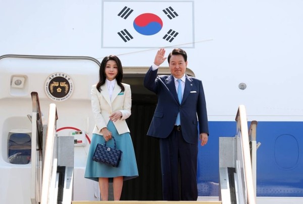 President Yoon Suk-yeol (right) and First Lady Kim Keon-hee greet farewell guests before boarding Air Force Flight 1 at Seoul International Airport in Seongnam, Gyeonggi Province, on Sept. 19.