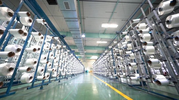 Photo shows a workshop of a textile manufacturer in Changshu, east China's Jiangsu province. (Photo by Xu Chang)