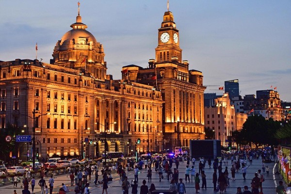 Photo shows a night view of the Bund in Shanghai. (Photo by Zhou Dongchao/People's Daily Online)