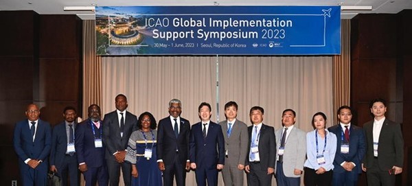 Minister of Transport D’Abreu of Angola (6th from left) poses with Korean and international personalities attending the 2030 ICAO Global Implementation Support Symposium.