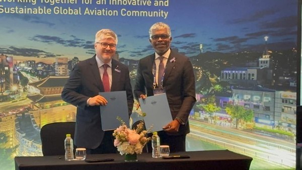 Minister of Transport D’Abreu of Angola (right) poses with one of the particiapnts in the 2030 ICAO Global Implementation Support Symposium.