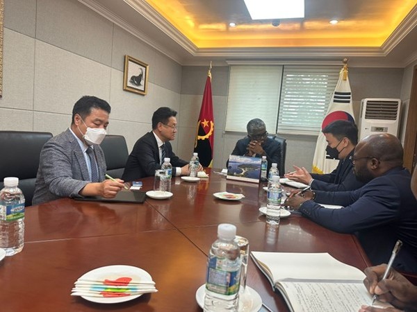Minister of Transport D’Abreu of Angola (center) with prominent Korean personalities on the promotion of win-win cooperation between the two countries.