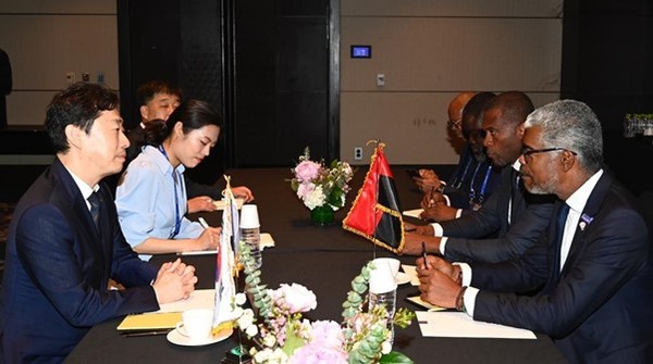 Minister of Transport D’Abreu of Angola (right) and his delegation members (second, third and fourth from right) and discuss ways to increase cooperation with the representatives from the Korean side.