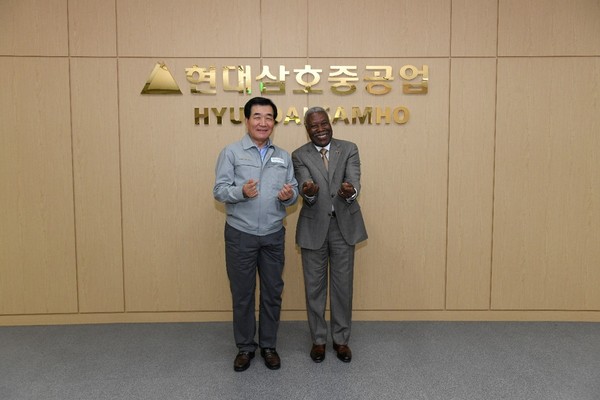 H.E. Ambassador Edgar Gaspar Martins of Angola in Seoul and President & CEO Hyeon-Dae Shin of the Hyundai Samho Heavy Industries Co., Ltd during the courtesy visit in Mokpo on June 13th, 2023.