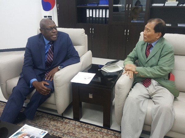Ambassador Atoki of Congo (left) answers questions asked by Vice Chairman Choe Nam-suk of The Korea Post