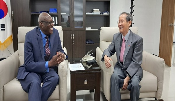 Ambassador Ileka Atoki of the Democratic Republic of Congo (left) answers questions asked by Publisher-Chairman Lee Kyung-sik of The Korea Post media at a recent exclusive interview with The Korea Post media at the Embassy of the DRP in Seoul.
