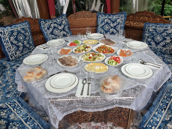 The Korean guests were treated to a number of traditional  Uzbek delicacies.