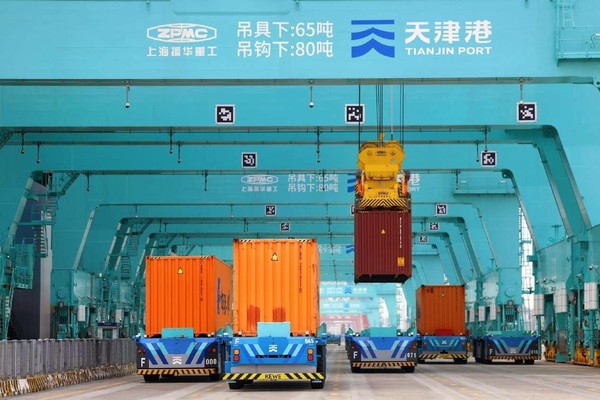 Smart transport vehicles work at an intelligent container terminal of the port of Tianjin in north China. (Photo by Zhang Tianyu/People's Daily Online)