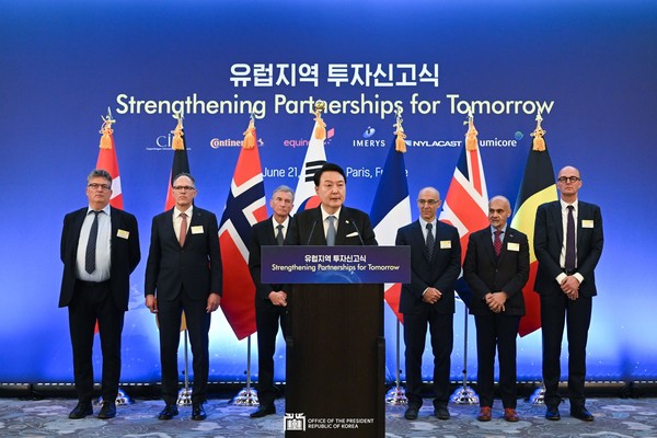 President Yoon Suk-yeol (center) on June 21 speaks at an investment forum with six European executives in Paris. (From left in the back row)  Jakob Baruel Poulsen, managing partner and Co-Founder of CIP; Martin Kueppers, CEO of Continental Automotive Korea; Jon Erik Reinhardsen, Chairman of Equinor's board of directors; Imerys CEO Alessandro Dazza; Nylacast CEO Mussa Mahomed; and Wouter Ghyoot, Umicore Vice President for government affairs.