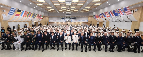Incheon Mayor Yoo Jeong-bok takes a commemorative photo with participants, including veterans of the Korean War, at the '73rd Anniversary of the Korean War' event held at the city hall on June 25.
