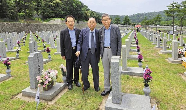 Former Gohap Chairman Chang Chi-hyuk takes a commemorative photo after paying tribute to the tombstone of "Army Lieutenant Noh Gap-byung at the National Cemetery on June 5.Lieutenant Noh Gap-byung, who was killed in action on June25, was a classmate of Janf's at the National Military Academy. Next to Chang are the family and friends od Lieutenant Noh Gap-byung