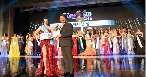 CEO Lee Seung-jin of AnyChat (right) presents the “AnyChat Award” to Miss Canada Dominique Doucette (left) during the 31st World Miss University Awards Ceremony held at the Swiss Grand Hotel in Seodaemun-gu, Seoul on Dec. 21, 2022.