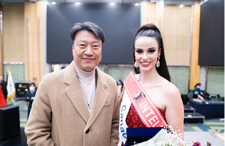 CEO Lee Seung-jin of AnyChat (left) poses with Miss Canada Dominique Doucette, the winner of the AnyChat Award held at the Swiss Grand Hotel in Seodaemun-gu, Seoul on Dec. 21, 2022.